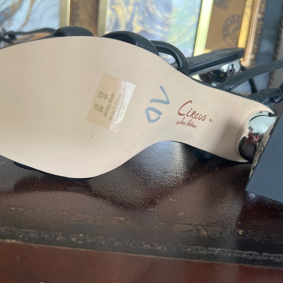 New sandal w/o tags - Picture 3 of 3